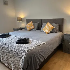 Spacious Ground Floor Comfortably Sleeps Up To Eight Apartment Halifax